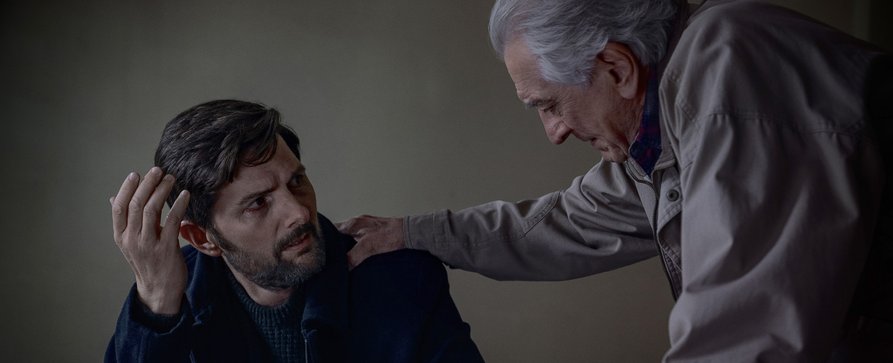 „Der Kinderflüsterer“: Trailer zu Netflix-Psychothriller mit Adam Scott („Severence“) und Hollywood-Star Robert De Niro enthüllt – Film um Serienkillerhatz basiert auf gleichnamigem New-York-Times-Bestseller von Alex North – Bild: Netflix/​David Lee