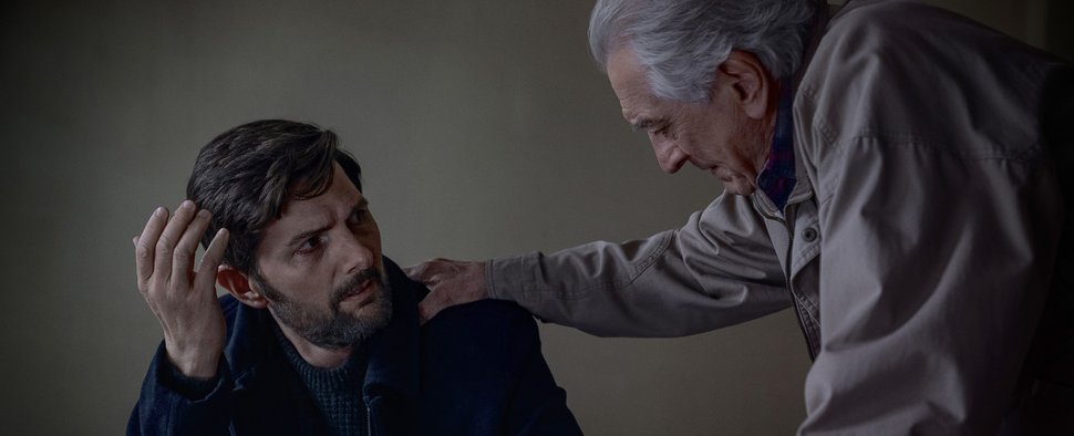 Adam Scott (l.) und Robert De Niro in „Der Kinderflüsterer“ – Bild: Netflix/David Lee