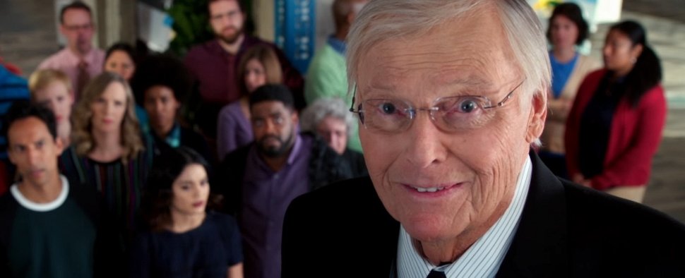 Adam West in der nicht ausgestrahlten Episode von „Powerless“ – Bild: DC Entertainment/YouTube