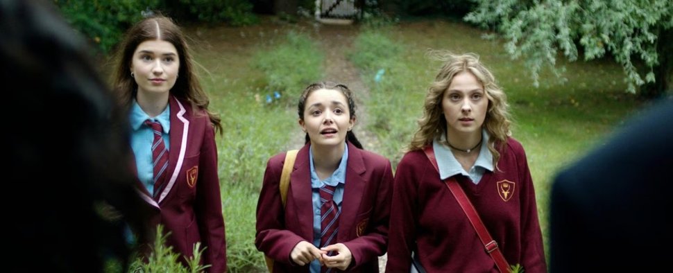 Die drei Schwestern – Nina (Caitlin Hamilton, l.), Addie (Lola Blue) und Keedie (Georgia De Gidlow) – gehen am ersten Schultag gemeinsam zur Schule. Addie ist besonders aufgeregt, denn sie bekommt eine neue Klassenlehrerin. – Bild: ZDF/Kind of Productions Limited MMXXIII