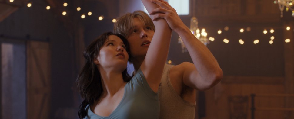 Adriana (Madelyn Keys) und Brayden (Cale Ambrozic) kommen sich näher – Bild: Netflix