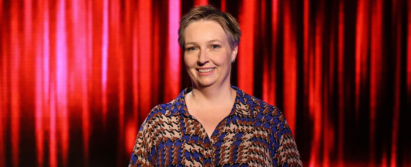 „Gefragt – Gejagt“: Neue Jägerin stößt zur ARD-Vorabend-Quizshow – Adriane Rickel bläst ab Montag zur Jagd – Bild: ARD/​Uwe Ernst