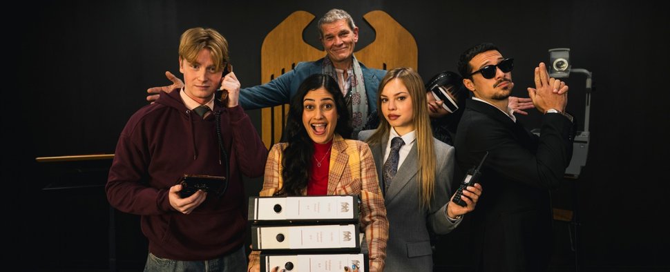 Agentenlegende Voss (Götz Otto, hinten M.) mit seinen „speziell begabten“ Azubis Asel (Lukas Zumbrock, l.), Sami (Sogol Faghani, 2.v.l.), Vicky (Lea Zoë Voss, 3. v.l.), Yuki (Nhung Hong, 2.v.r.) und Andi (Klaus Steinbacher, r.) – Bild: ZDF/Sebastian Schulte