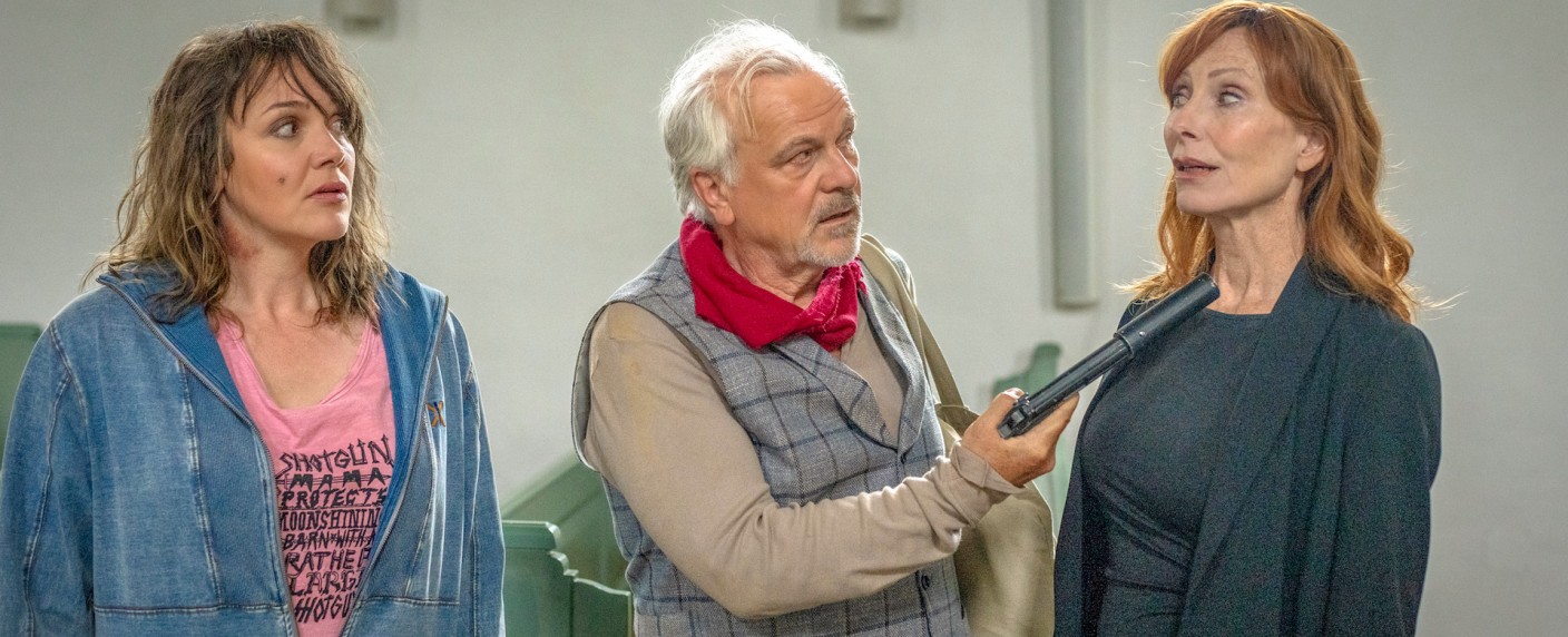 „Reisen mit Muddi“ trägt Streit von Ostsee zur Nordsee – Review – Tot oder lebendig liebt Andrea Sawatzki ABBA und Drogen – Bild: NDR /​ Boris Laewen