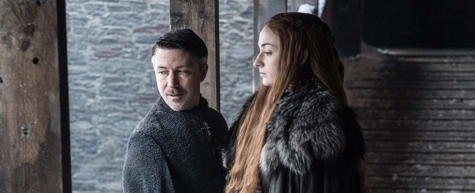 Aidan Gillen (l.) als Kleinfinger in „Game of Thrones“ mit Sansa Stark (Sophie Turner) – Bild: HBO