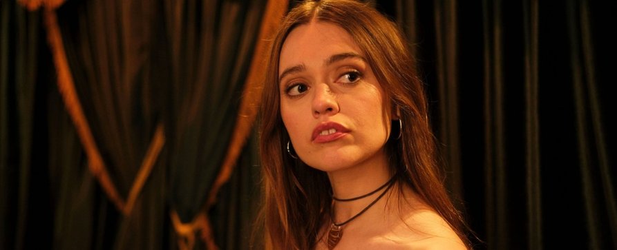 „Sex Education“- und „The White Lotus“-Star wird für BBC zu „Jane Eyre“ – Gleichnamiger Romanklassiker erzählt von junger Waise mit harter Kindheit, die sich in mysteriösen Arbeitgeber verliebt – Bild: Netflix „Sex Education“- und „The White Lotus“-Star wird für BBC zu „Jane Eyre“ – Gleichnamiger Romanklassiker erzählt von junger Waise mit harter Kindheit, die sich in mysteriösen Arbeitgeber verliebt – Bild: Netflix