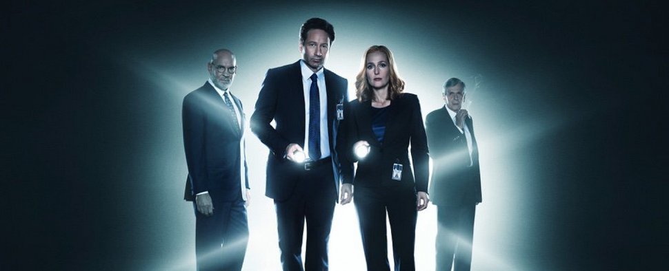 „Akte X“ mit Skinner (Mitch Pileggi), Mulder (David Duchovny), Scully (Gillian Anderson) und dem Krebskandidaten (William B. Davis) – Bild: FOX