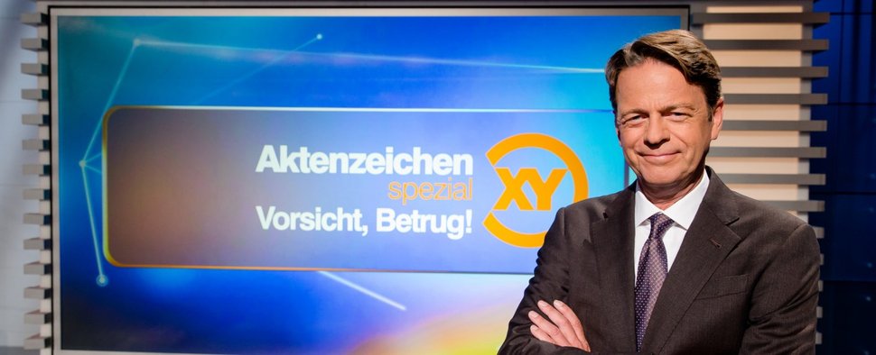 Rudi Cerne moderiert „Aktenzeichen XY Spezial – Vorsicht, Betrug!“ – Bild: ZDF/Nadine Rupp
