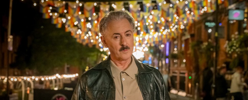 Alan Cumming in der Serie „Tip Toe“ – Bild: ITV / HBO Max / Ben Blackall