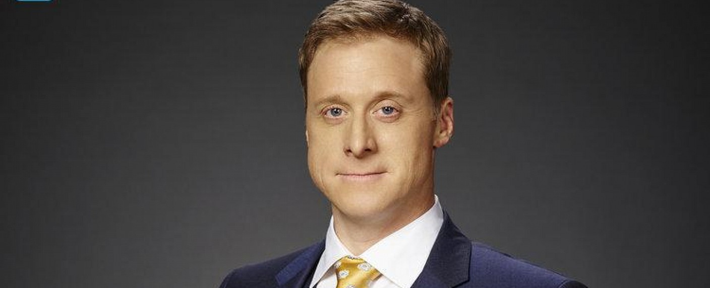 Alan Tudyk („Firefly“) wird für Syfy zum „Resident Alien“ – Außerirdischer taucht in Comic-Adaption als Landarzt in Colorado unter – Bild: Paul Drinkwater/​NBC