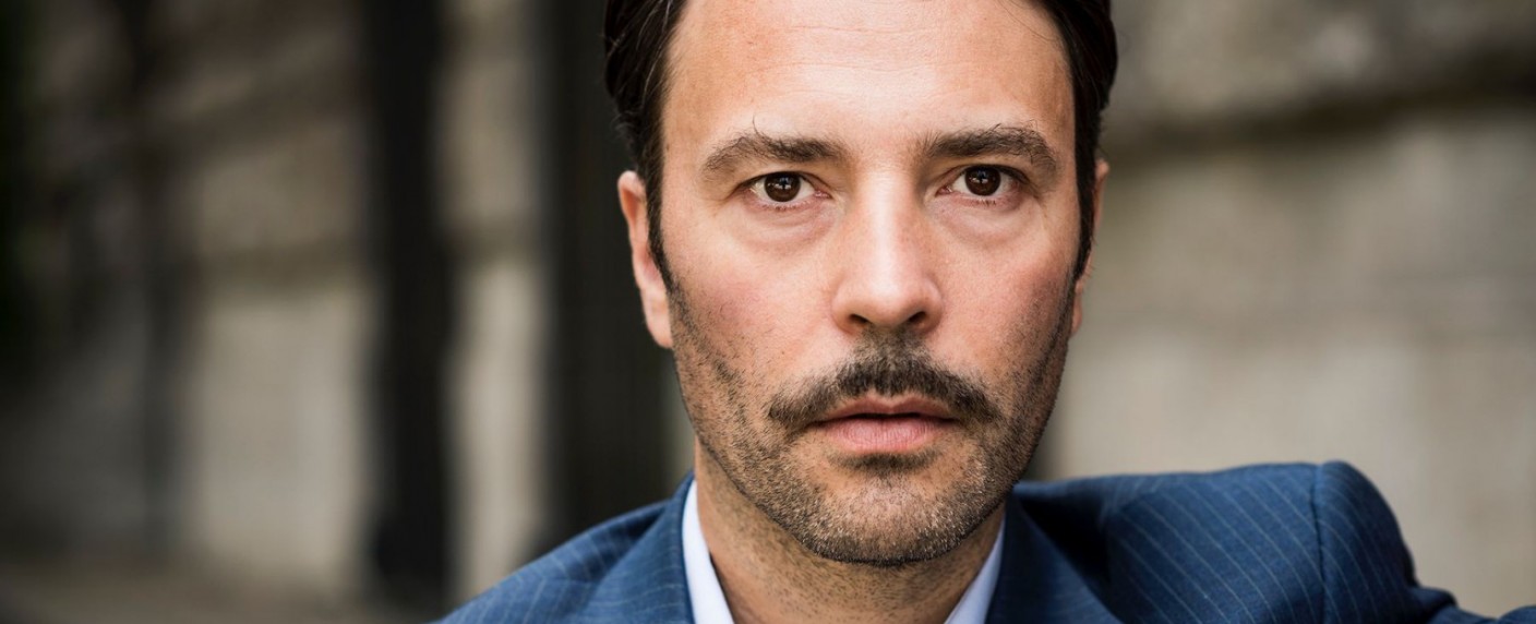 „Rote Rosen“: „GZSZ“-Darsteller wird zum Lover von Merle – Neuzugang Almberto Ruano verstärkt die ARD-Telenovela – Bild: Bernd Brundert