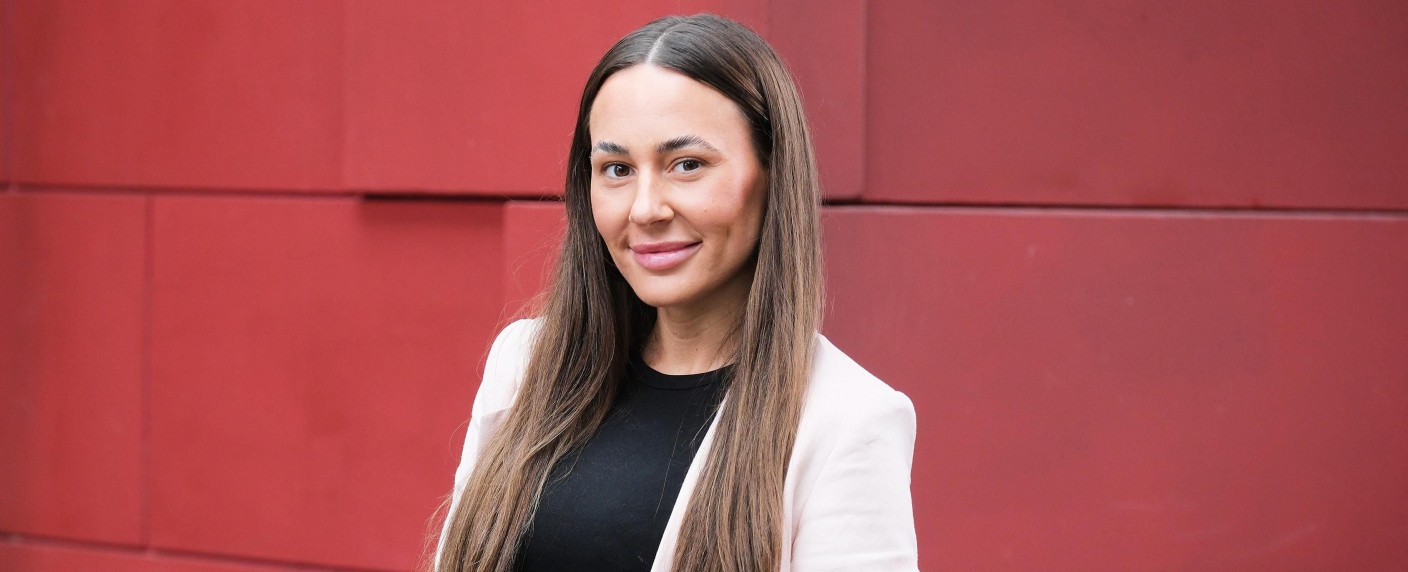 „Unter uns“: Kölner Dschungelcamp-Star wirbelt die Schillerallee auf – Alessia Herren packt in der RTL-Soap im Büdchen mit an – Bild: RTL/​Stefan Behrens