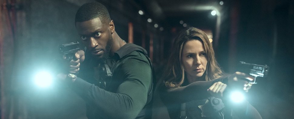 Alex Cross (Aldis Hodge) und Kayla Craig (Alona Tal) ermitteln in der zweiten Staffel von „Alex Cross“ – Bild: Ian Watson/Prime Video