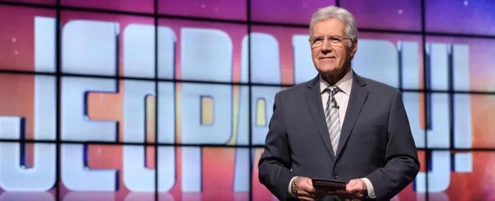 Alex Trebek führte seit 1984 durch „Jeopardy!“ – Bild: Sony Pictures Television
