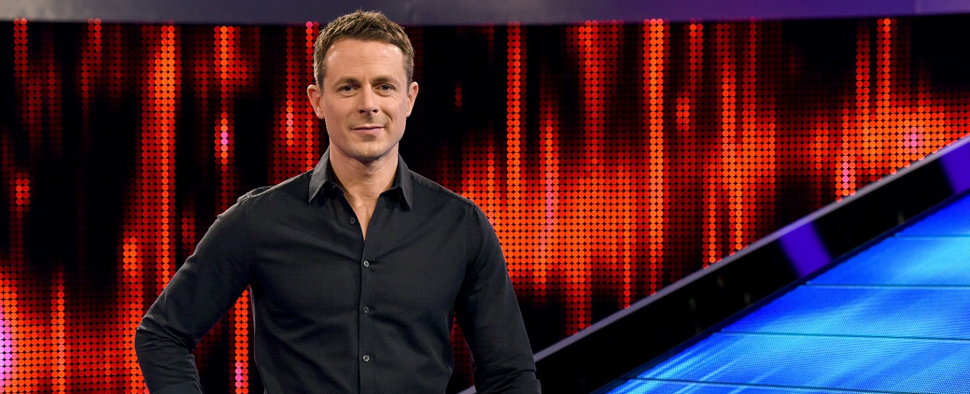 Alexander Bommes verlängert Vertrag mit dem NDR – Moderator bleibt „Gefragt – Gejagt“ und „Tietjen und Bommes“ erhalten – Bild: ARD/​Uwe Ernst