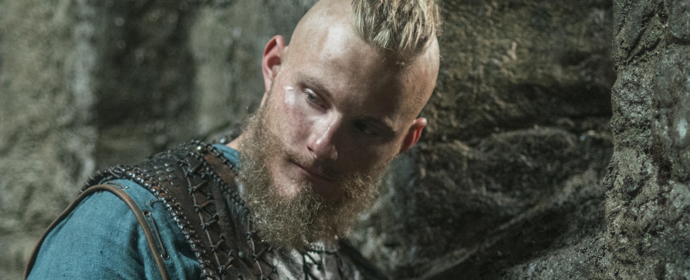 Alexander Ludwig („Vikings“) neben Stephen Amell in Wrestler-Drama – Brüder streiten in „Heels“ um das Erbe des Vaters – Bild: History