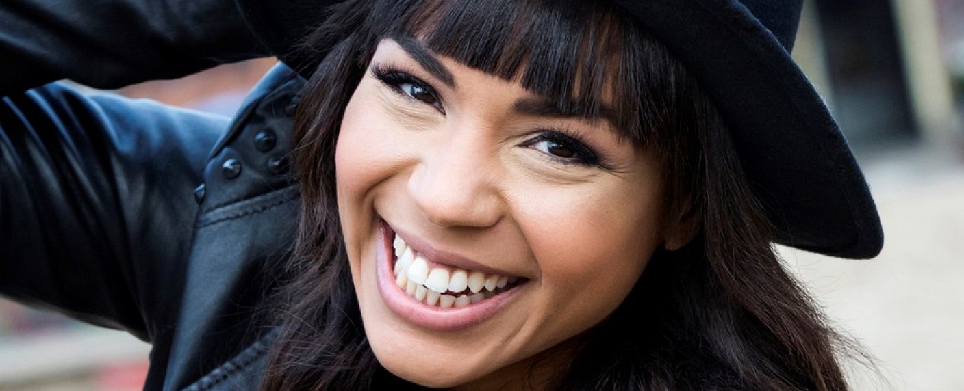 „Like us“: sixx startet wöchentliches Frauenmagazin – Alexandra Maurer über Fashion, Beauty, VIPs und Erotik – Bild: sixx