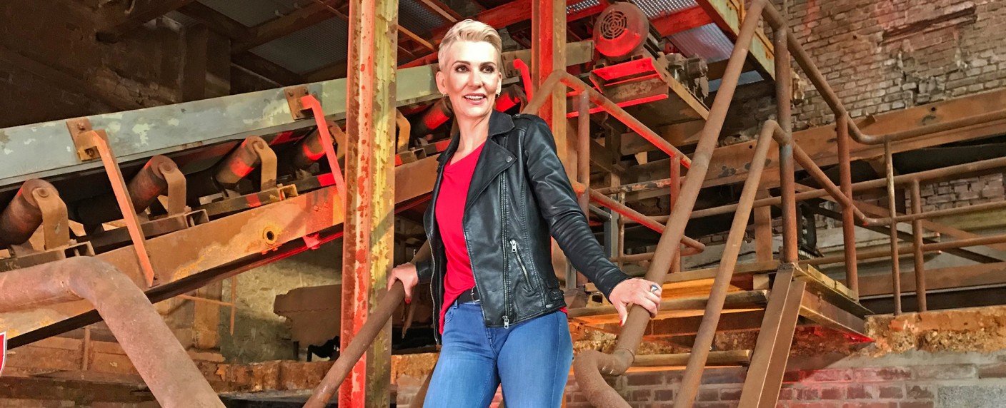 Alexandra Rietz („K11“) moderiert neue True-Crime-Doku – Jochen Bendel und Kate Kitchenham im Einsatz als „Welpenprofis“ – Bild: Sat.1 Gold