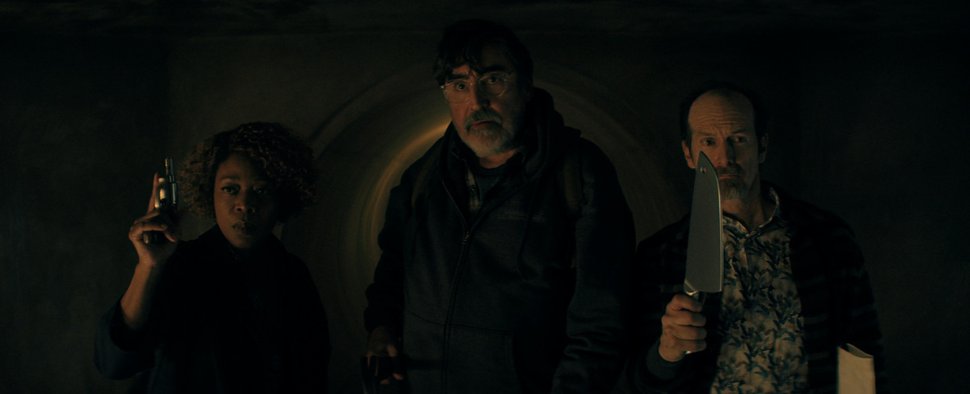 Von links nach rechts: Alfre Woodard, Alfred Molina und Denis O’Hare bereiten sich in „The Boroughs“ auf das Schlimmste vor – Bild: Netflix