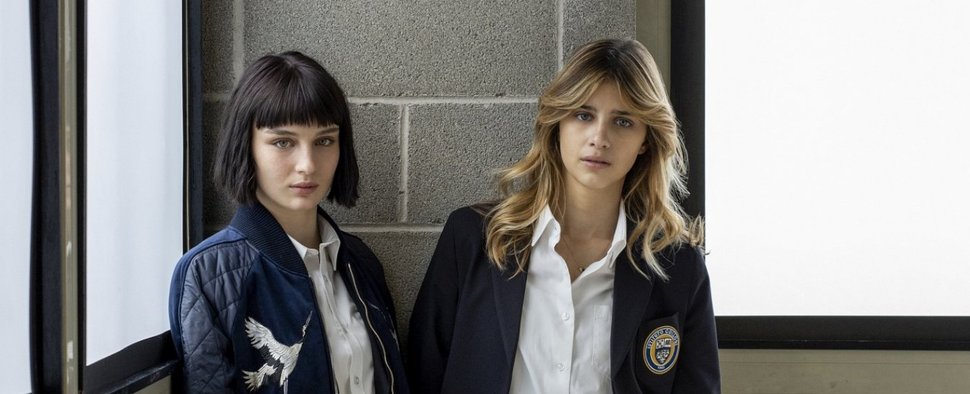 So züchtig kennen ihre Mitschüler Ludovica (Alice Pagani) und Chiara (Benedetta Porcaroli) in „Baby“ – Bild: Francesco Berardinelli/Netflix