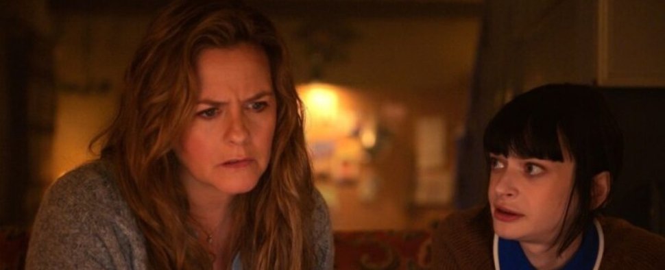 Alicia Silverstone (l.) in „Irish Blood“ – Bild: Acorn TV