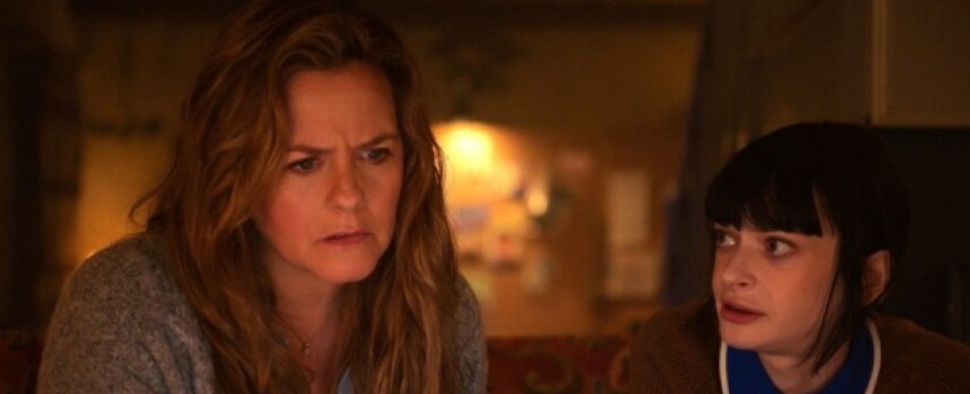 Alicia Silverstones („Clueless“) neue Thrillerserie „Irish Blood“ erhält Starttermin – Amerikanische Anwältin stöbert Geheimnissen ihres Vaters in Irland nach – Bild: Acorn TV