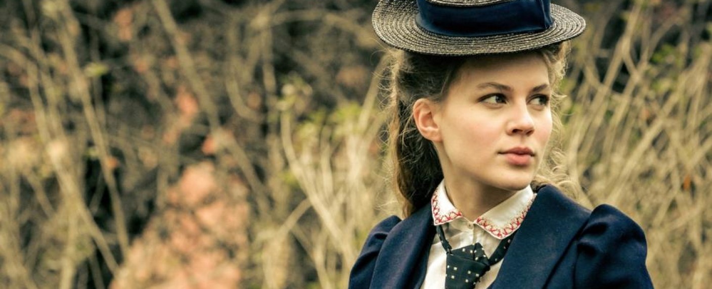 „Becoming Elizabeth“: Alicia von Rittberg erhält Titelrolle als spätere Königin – Royales Drama von Starz findet seine Elizabeth – Bild: ARD/​Nik Konietzny