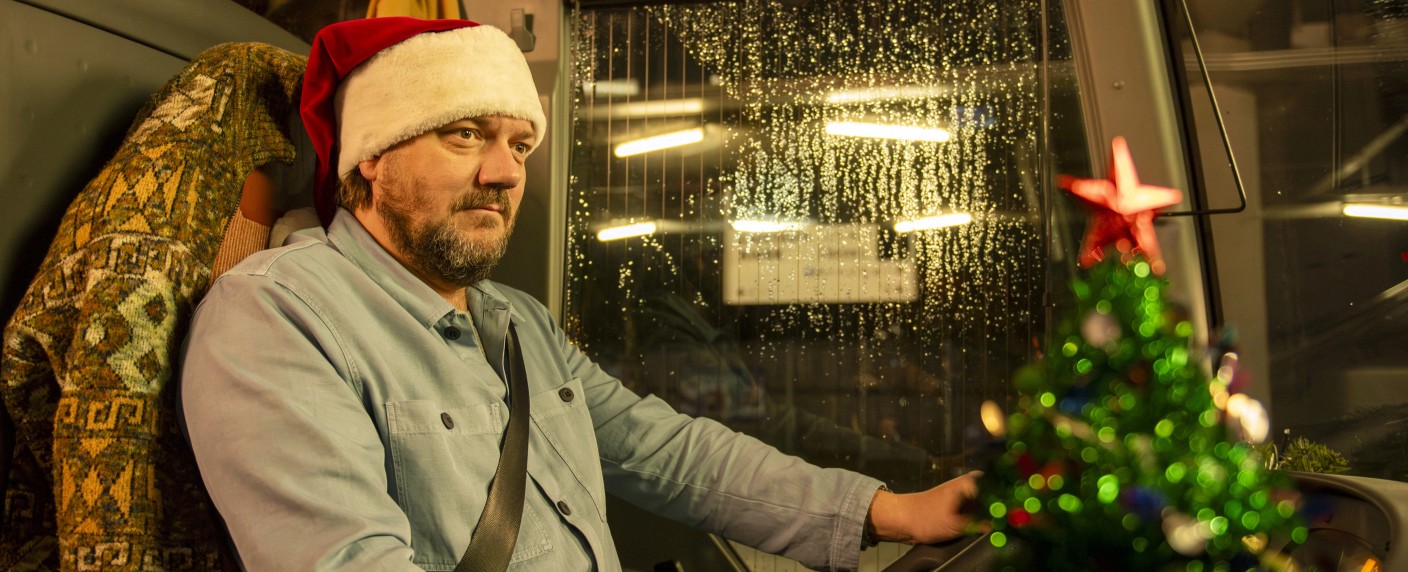 „Alle Jahre wieder“: Weihnachts-Roadmovie mit Charly Hübner und Maria Simon – Das Erste zeigt Weihnachtskomödie als Nikolaus-Geschenk – Bild: ARD Degeto/​UFA Fiction GmbH/​Susanne Bernhard