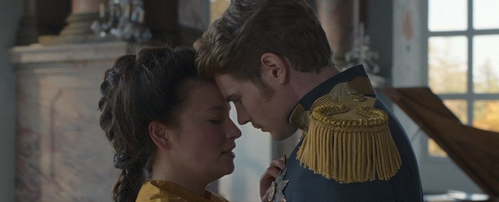 Allein gegen die Welt: Elisabeth (Devrim Lingnau) und Franz (Philip Froissant) in „Die Kaiserin“ – Bild: Netflix