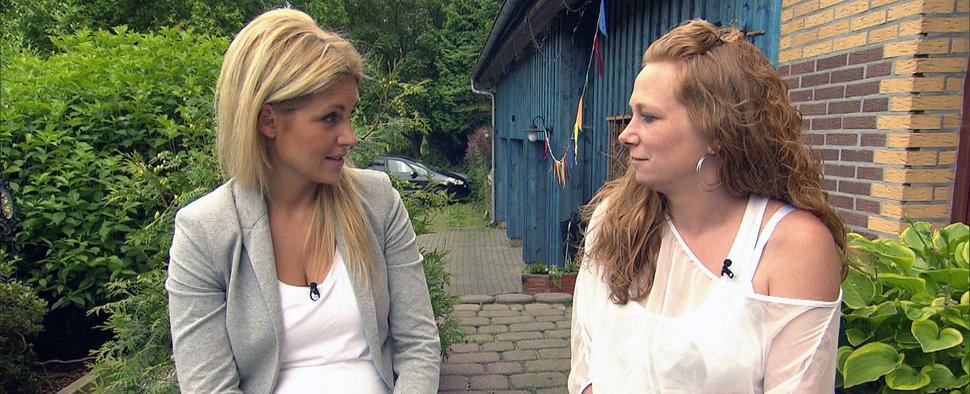 „Alleinerziehend!“: Sarah Sophie Koch (l.) im Gespräch mit Vierfach-Mama Katrin – Bild: RTL II