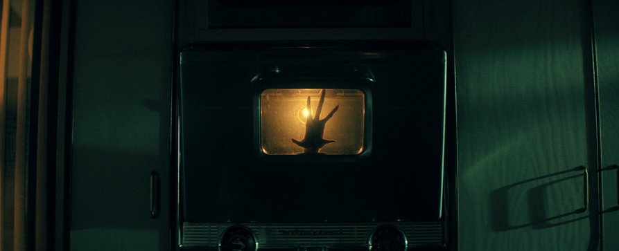„The Boroughs“: Monsterattacken in Gottes Wartezimmer – Review – Science-Fiction-Serie der „Stranger Things“-Macher um Bedrohung in Rentnerstadt passt sich Tempo der betagten Protagonisten an – Bild: Netflix „The Boroughs“: Monsterattacken in Gottes Wartezimmer – Review – Science-Fiction-Serie der „Stranger Things“-Macher um Bedrohung in Rentnerstadt passt sich Tempo der betagten Protagonisten an – Bild: Netflix