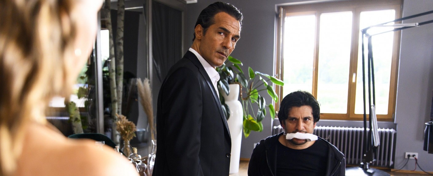 „Alles was zählt“: Bombendrohung bei der Steinkamp-Eiskunstlauf-EM – Erol Sander sorgt als Gentleman-Gangster für eine dramatische Story – Bild: RTL/​Julia Feldhagen