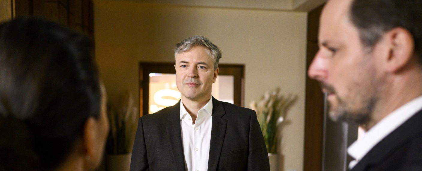 „Alles was zählt“: Serien-Fiesling kehrt nach 10 Jahren zurück – Unverhofftes Wiedersehen mit Dr. Axel Schwarz – Bild: RTL/​Julia Feldhagen