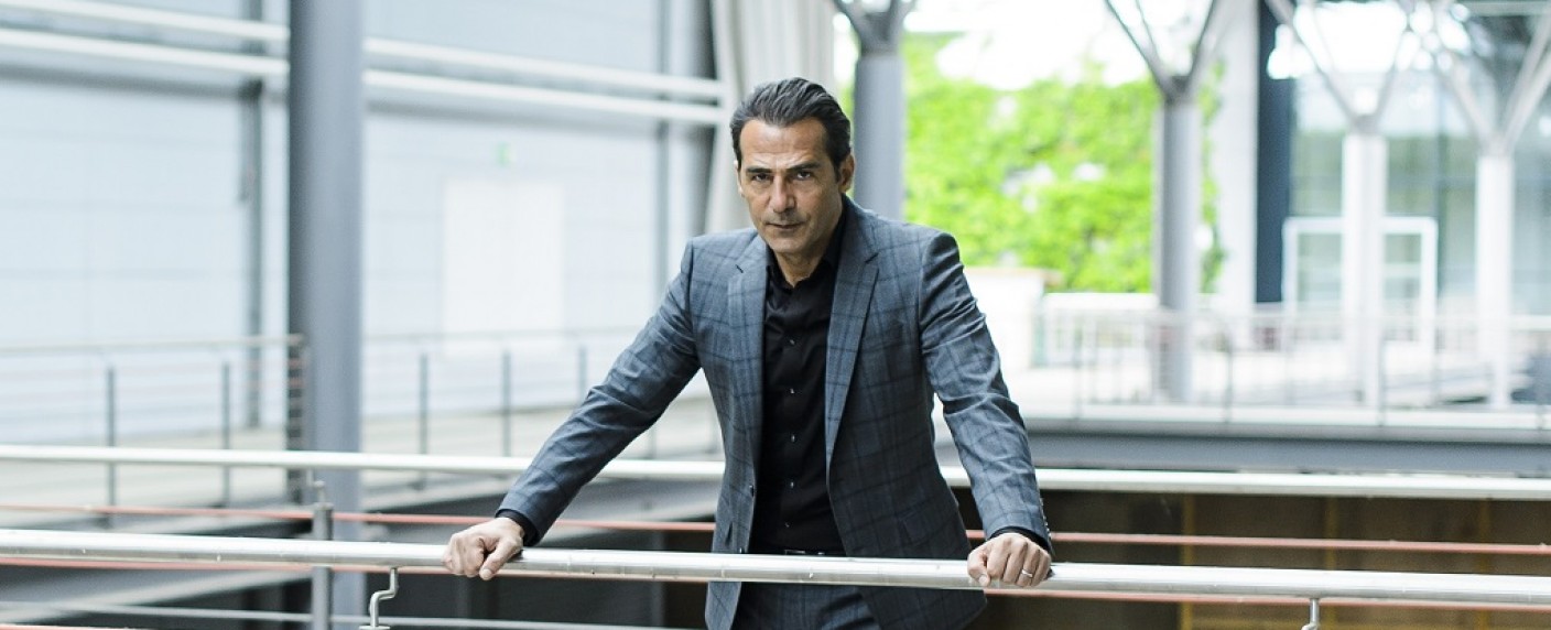 „Alles was zählt“: Erol Sander wird zum skrupellosen Bösewicht – Spektakuläre Gastrolle zum 15-jährigen Jubiläum der RTL-Serie – Bild: TVNOW/​Julia Feldhagen