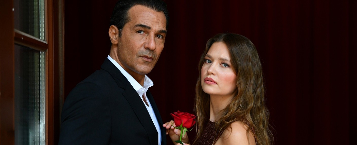 Erol Sander kehrt als Gangster zurück: „Alles was zählt“ feiert 4000. Folge – Frank Giese hat es auf Nathalie von Altenburg abgesehen – Bild: RTL/​Julia Feldhagen