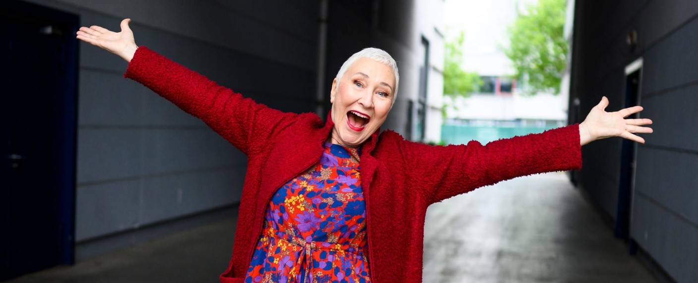 „Alles was zählt“-Urgestein nach besiegter Krebserkrankung zurück – Wiedersehen mit Inge Brings alias Renate Scholz nach schwerer Krankheit – Bild: RTL/​Julia Feldhagen