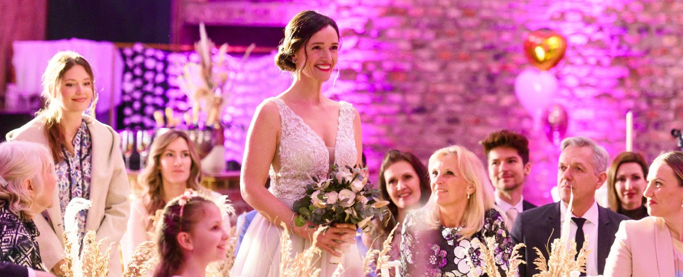 „Alles was zählt“: Jenny Steinkamps Traumhochzeit mit dramatischer Wendung – Soap-Eiskunstläuferin steht bereits zum siebten Mal vor dem Traualtar – Bild: RTL/​Julia Feldhagen