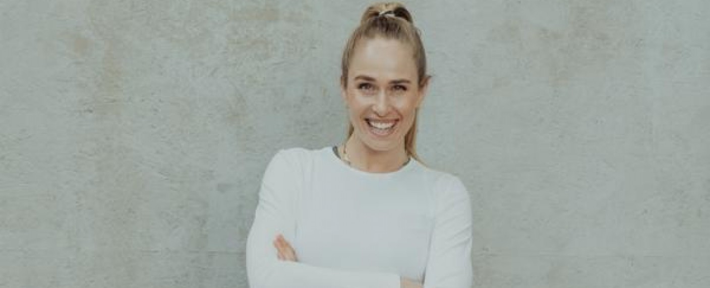 „Alles was zählt“: Neue Co-Trainerin des Steinkamp-Kaders steigt ein – Laura Egger spielt lesbische Figur – Bild: RTL/​Julia Feldhagen