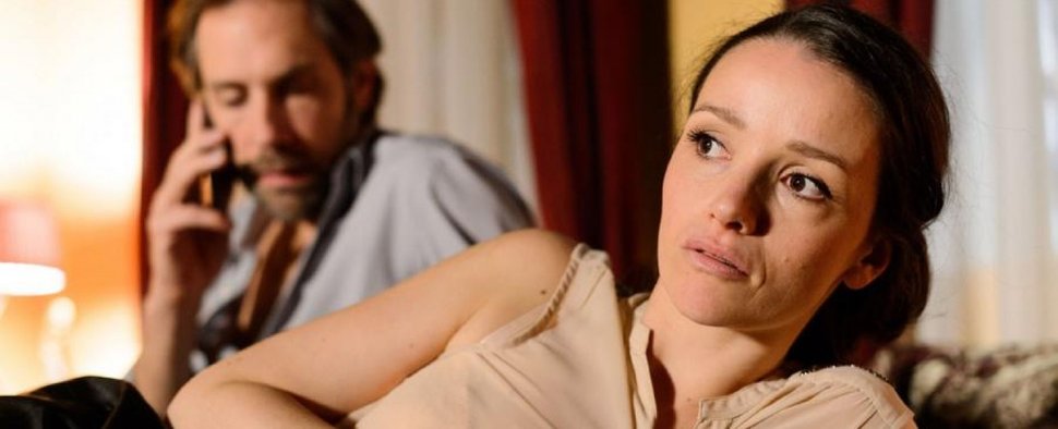 „Alles was zählt“: Nina Breuer (Kaja Schmidt-Tychsen) ist Jenny Steinkamp wie aus dem Gesicht geschnitten. – Bild: RTL+/Alexander Wüst