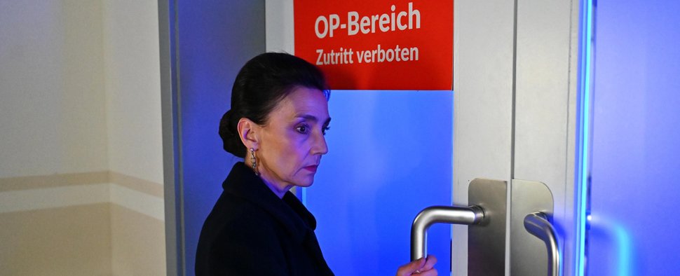 Simone Steinkamp (Tatjana Clasing) bangt um das Leben ihres Ehemanns. – Bild: RTL/Julia Feldhagen