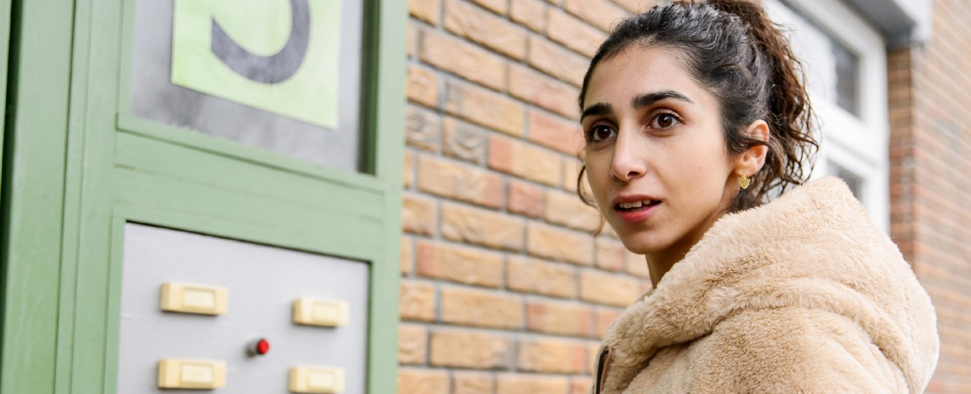 „Alles was zählt“: Großcousine von Deniz Öztürk taucht auf – Suri Abbassi steigt neu bei RTL-Soap ein – Bild: TVNOW/​Julia Feldhagen