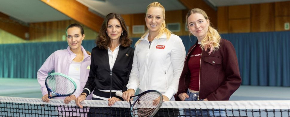 „Alles was zählt“: Tennis-Star Sabine Lisicki (M.) an der Seite von Josephine Martz, Bianca Hein und Maria Müller (v. l.) – Bild: RTL/Julia Carola Pohle