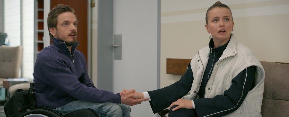 „Alles was zählt“ verabschiedet sich von Julia Wiedemann (r.) und Jan Kapmann (l.) – Bild: RTL