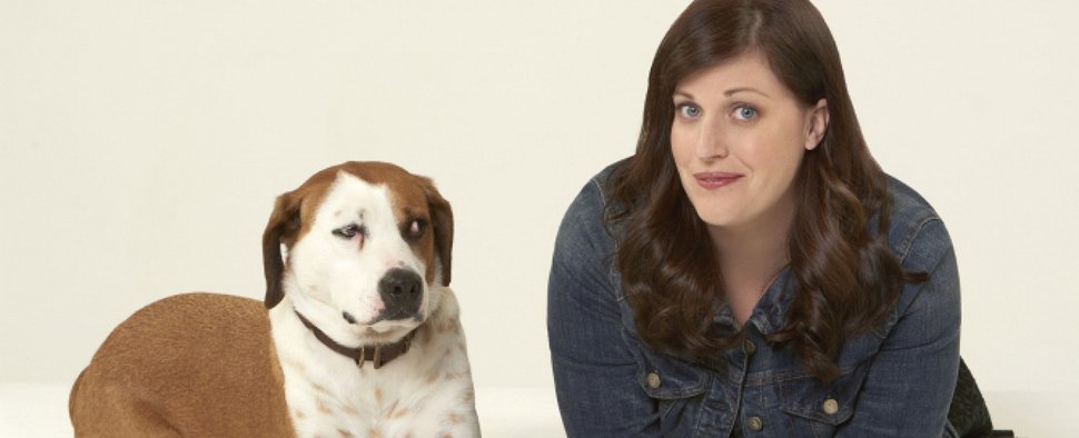 Allison Tolman (r.) mit Serienhund Martin – Bild: ABC
