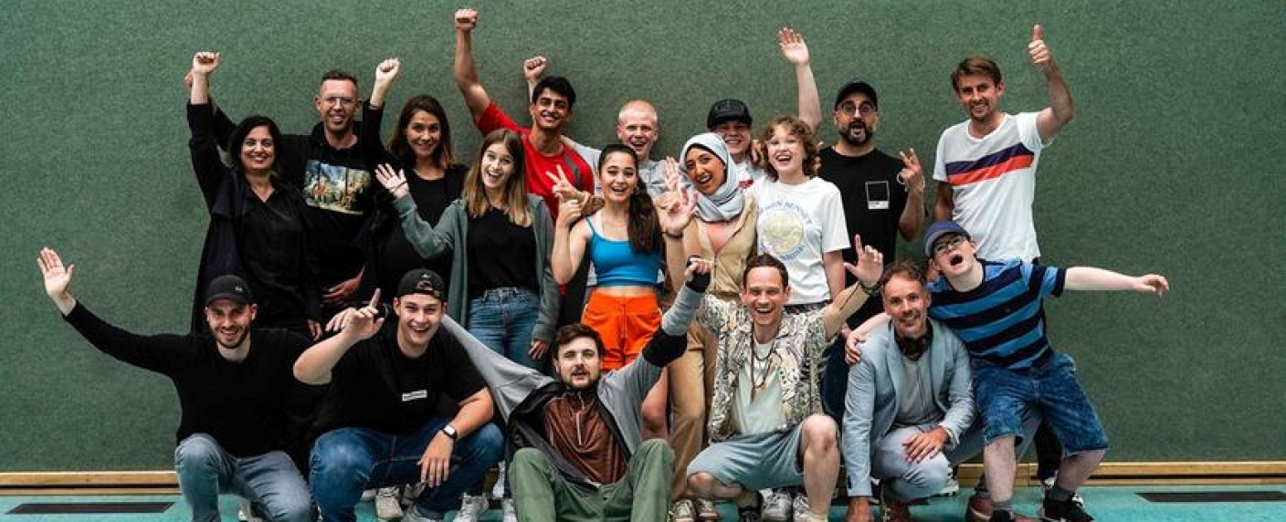 „Almania“: Starttermin für neue Staffel der Lehrer-Comedy mit Phil Laude – Serie um deutschesten Lehrer Deutschlands geht weiter – Bild: SWR/​DCM Pictures/​Clara Marnette