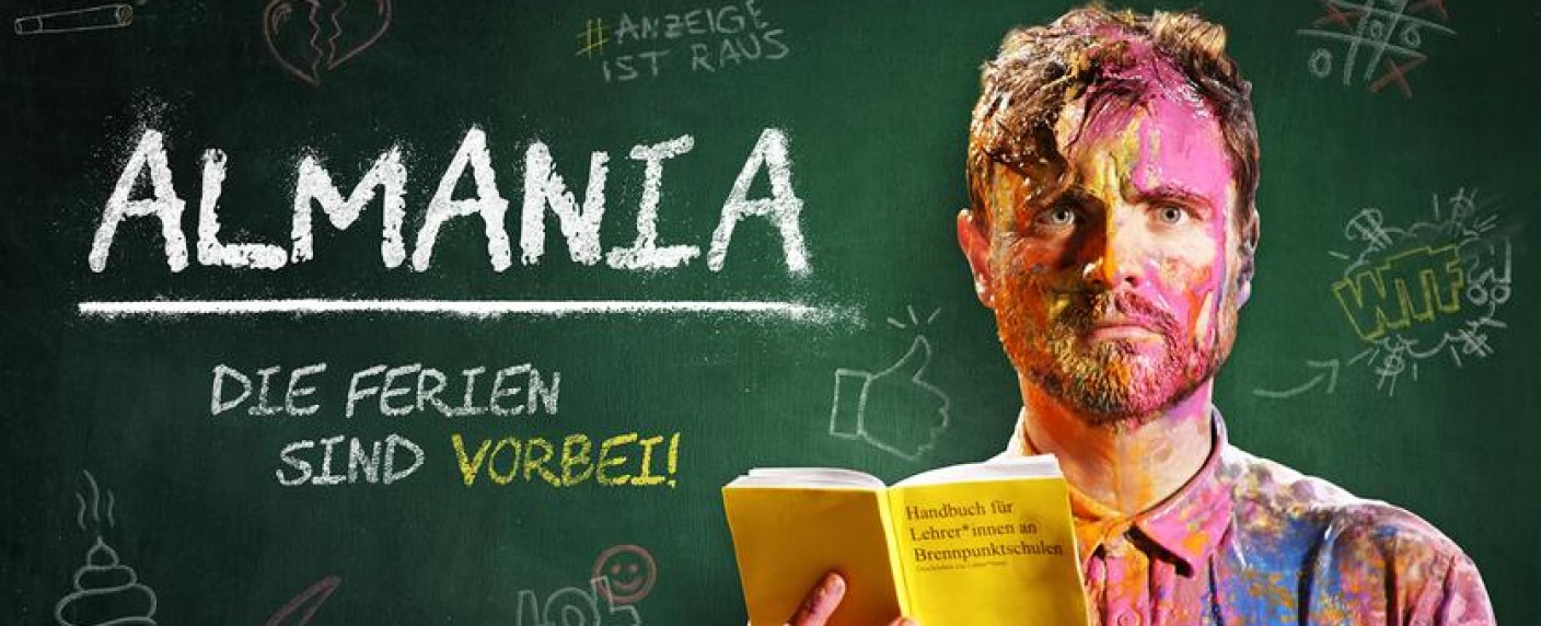 Lehrer-Comedy „Almania“ mit Phil Laude: Termin für dritte Staffel verkündet – Deutschlands deutschester Lehrer kehrt zurück – Bild: SWR