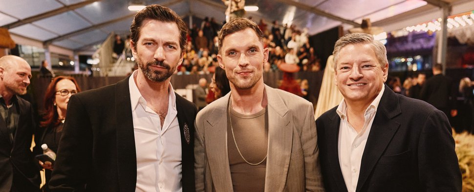Darf wieder böse sein: Ed Skrein (M.), hier mit Michiel Huisman und Netflix-Chef Ted Sarandos bei der Premiere von „Rebel Moon – Teil 1: Kind des Feuers“ – Bild: Netflix/Emilio Madrid