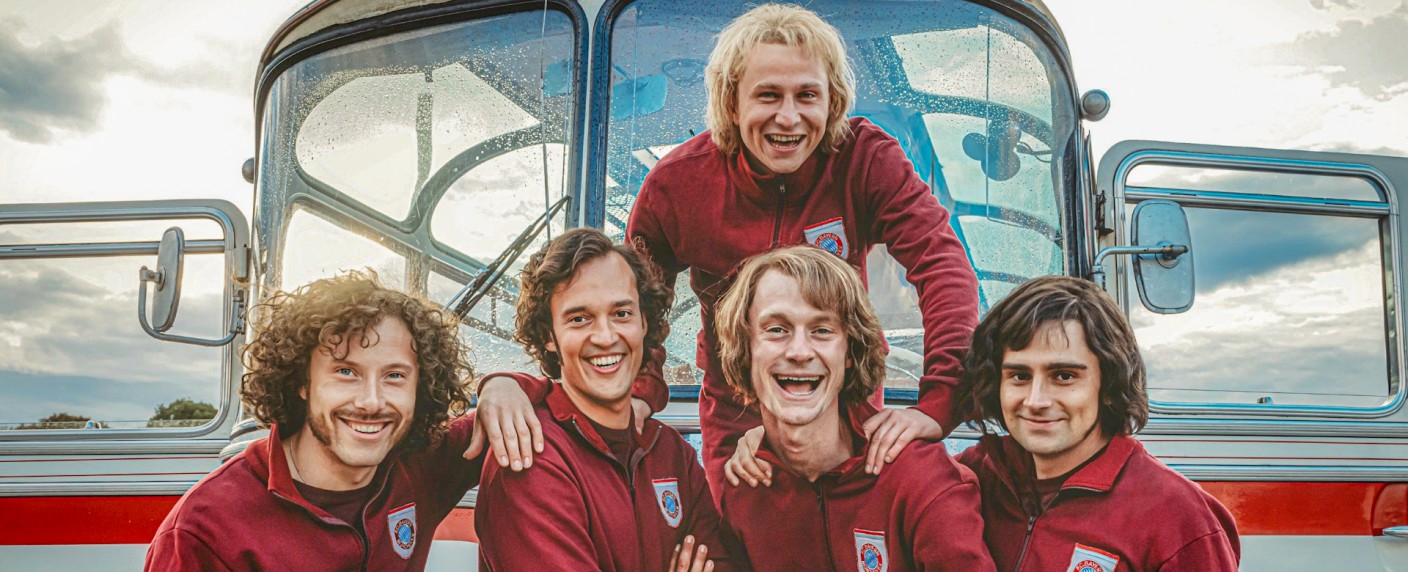 „Gute Freunde – Der Aufstieg des FC Bayern“ unterhält sogar Sportmuffel – Review – RTL feiert Franz Beckenbauer und Mitstreiter wie Gerd Müller – Bild: RTL /​ Xiomara Bender