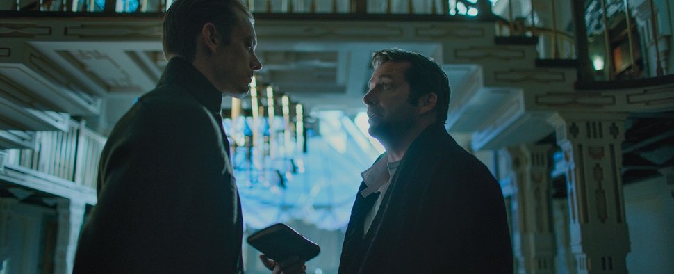 Laurens Bancroft (James Purefoy, r.) beauftragt Takeshi Kovacs (Joel Kinnaman) in „Altered Carbon“ – Bild: Netflix