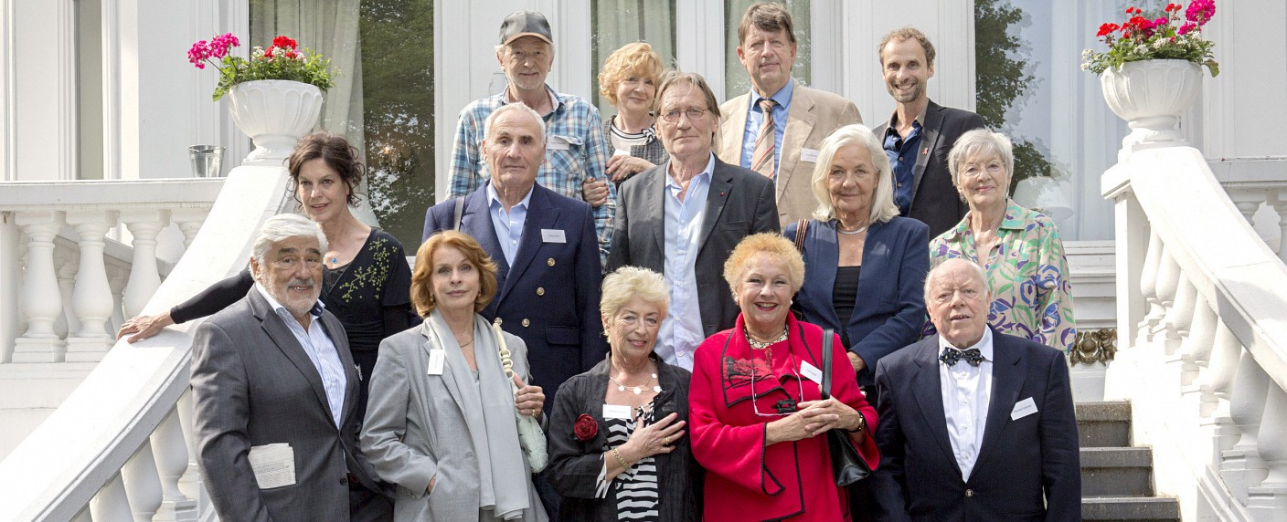 „Altersglühen“: ARD hat Sendetermin für starbesetzten Impro-Film – Senioren-Dating mit Mario Adorf, Senta Berger und Co. – Bild: WDR/​Georges Pauly